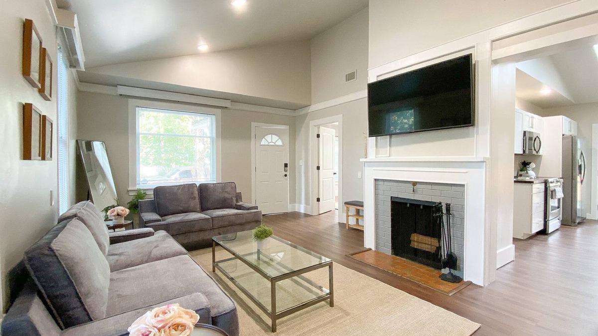 Downtown Vancouver House | Stylish 2-bedroom Home in Downtown Vancouver