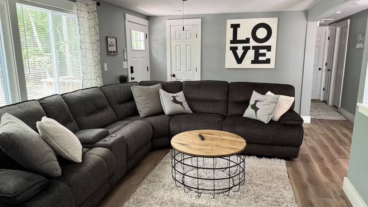 Rowland House | Stylish 2-Bedroom Ski/Lake House with AC in Masthope Mountain Community