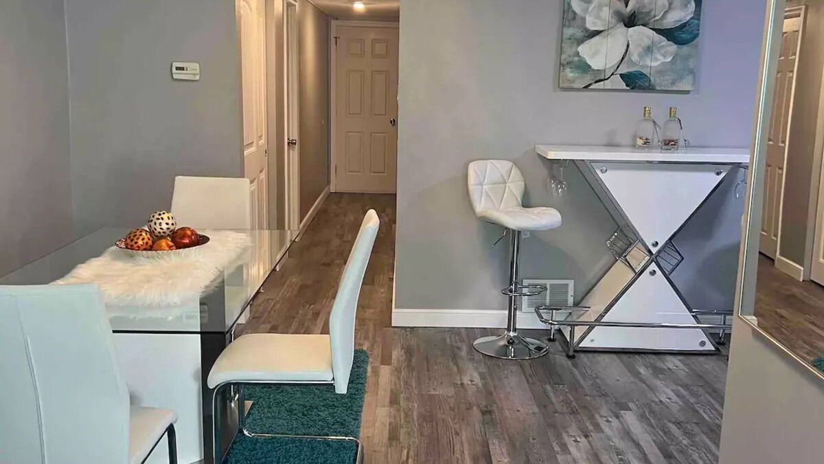 Rhawnhurst Apartment | Stylish 2-bedrooms; home away from home! 3 mins from Nazareth Hospital