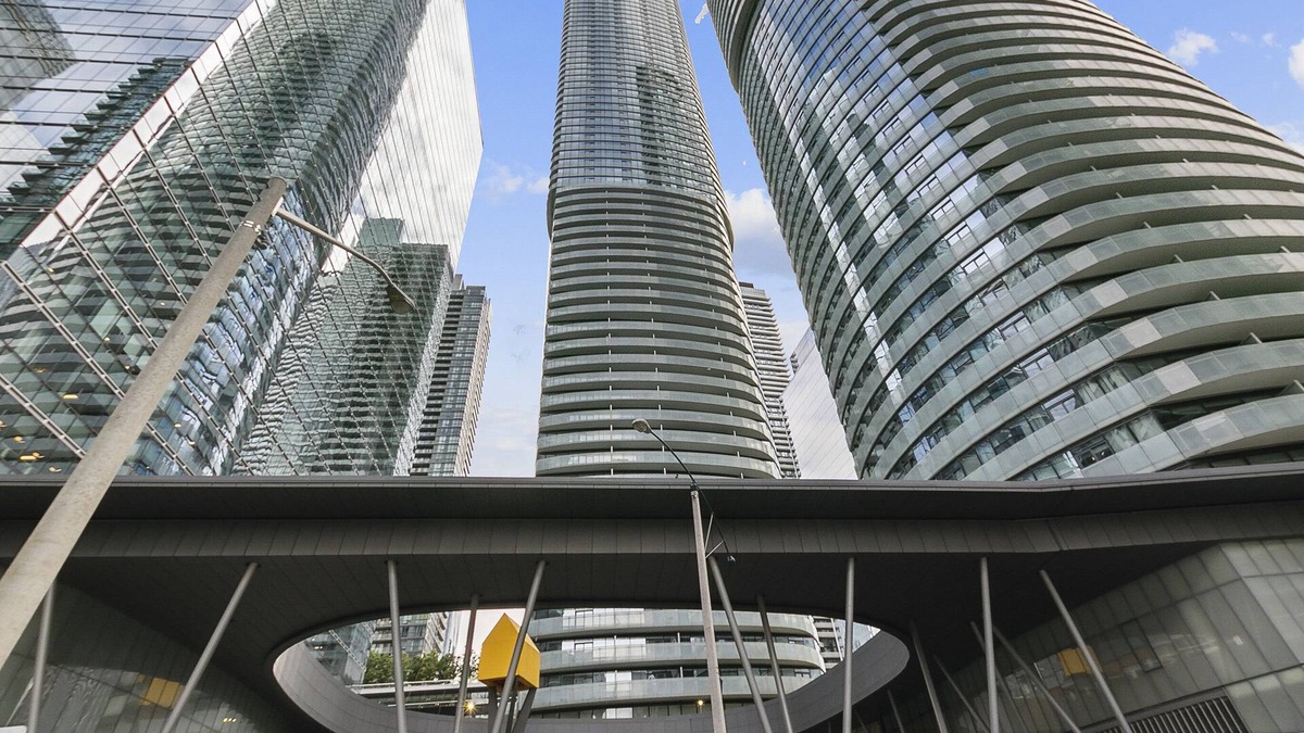 Central Waterfront Condo | Stylish 2 BR 2 Bath Downtown