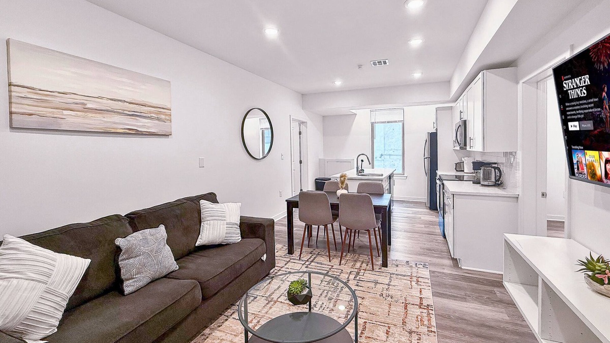 Olde Kensington Apartment | Stylish 2 BR | Fits 6 Guests | Northern Liberties