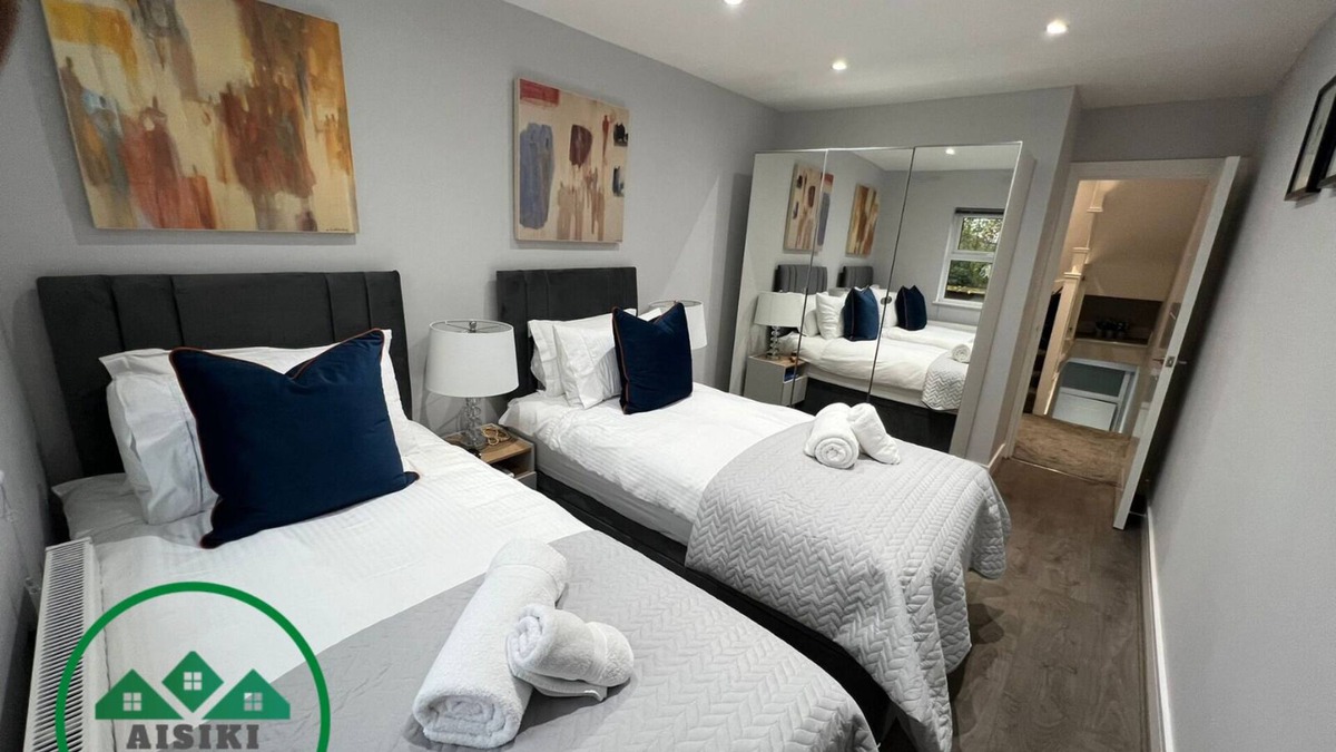 North Finchley Apartment | Stylish 2Bedroom/2Bathroom Pet Friendly Duplex Flat with FREE WIFI