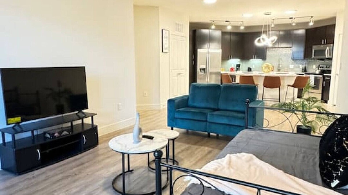 Wetmore Apartment | Stylish 2BR – 2mi to Six Flags,La Cantera & Dining