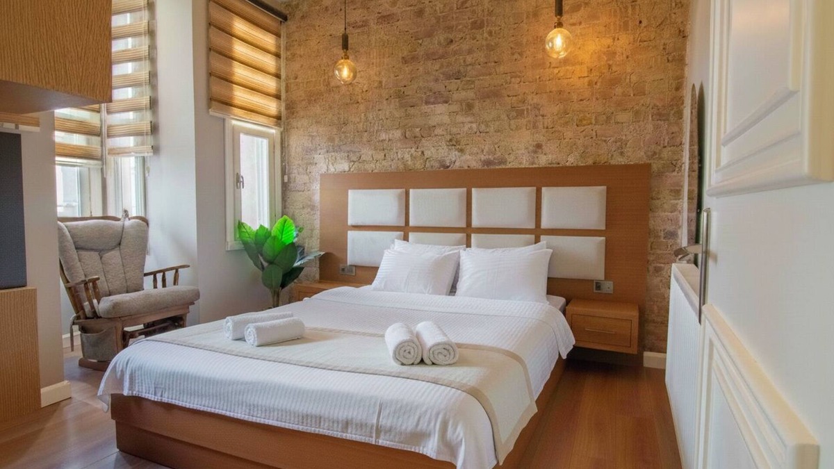 Taksim Apartment | Stylish 2BR Apartment in Central Beyoğlu – LEO-01 Located just steps from Taksim Square, this modern 2+1 flat offers comfort and convenience in the heart of Istanbul. Enjoy easy access to cafes, shops, and public transport.