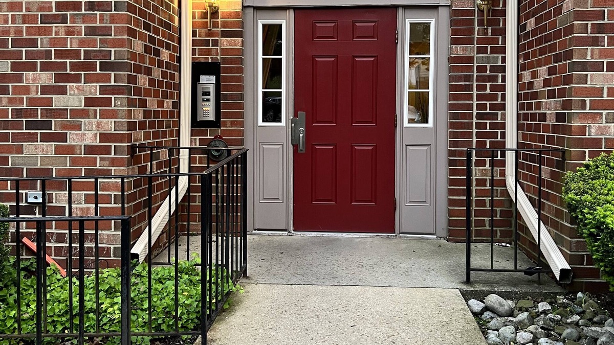 Lake Arbor Condo | Stylish 2BR condo near University of Maryland Capital Region Medical Center