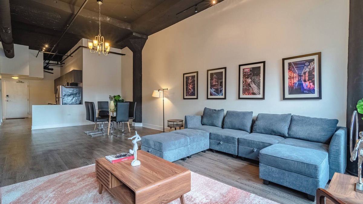 Near South Side Hotel | Stylish 2BR Cozy South Loop Suite Near McCormick