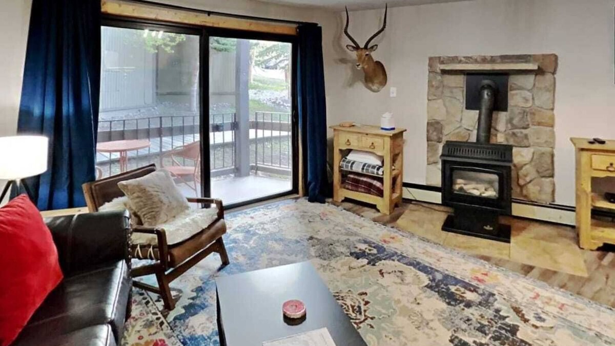 Peak 8 Condo | Stylish 2BR Home Near Skiing w/Hot Tub Access!