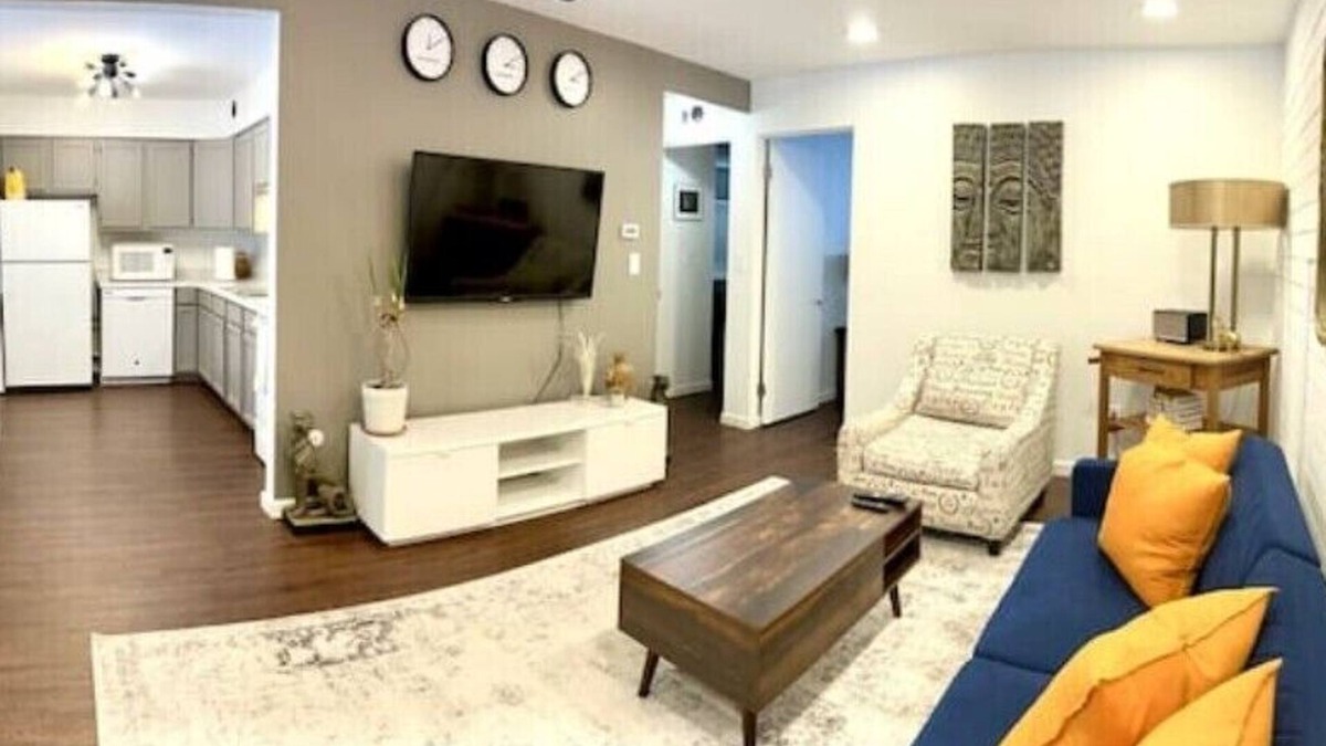 Water Hill House | Stylish 2BR in Historic WaterHill/Walk to Downtown & The Big House