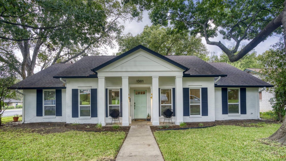 North Austin Civic Association House | ★ Stylish 2BR Ranch in N. Central Austin ★ Stock Pool ★ Parking