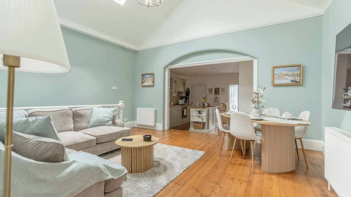 Windsor Apartment | Stylish 2BR Steps from Windsor Castle & High St