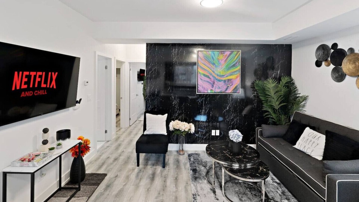 Niagara Falls Apartment | Stylish 2BR Suite Located 7 Mins From the Falls and Sleeps 6 guests