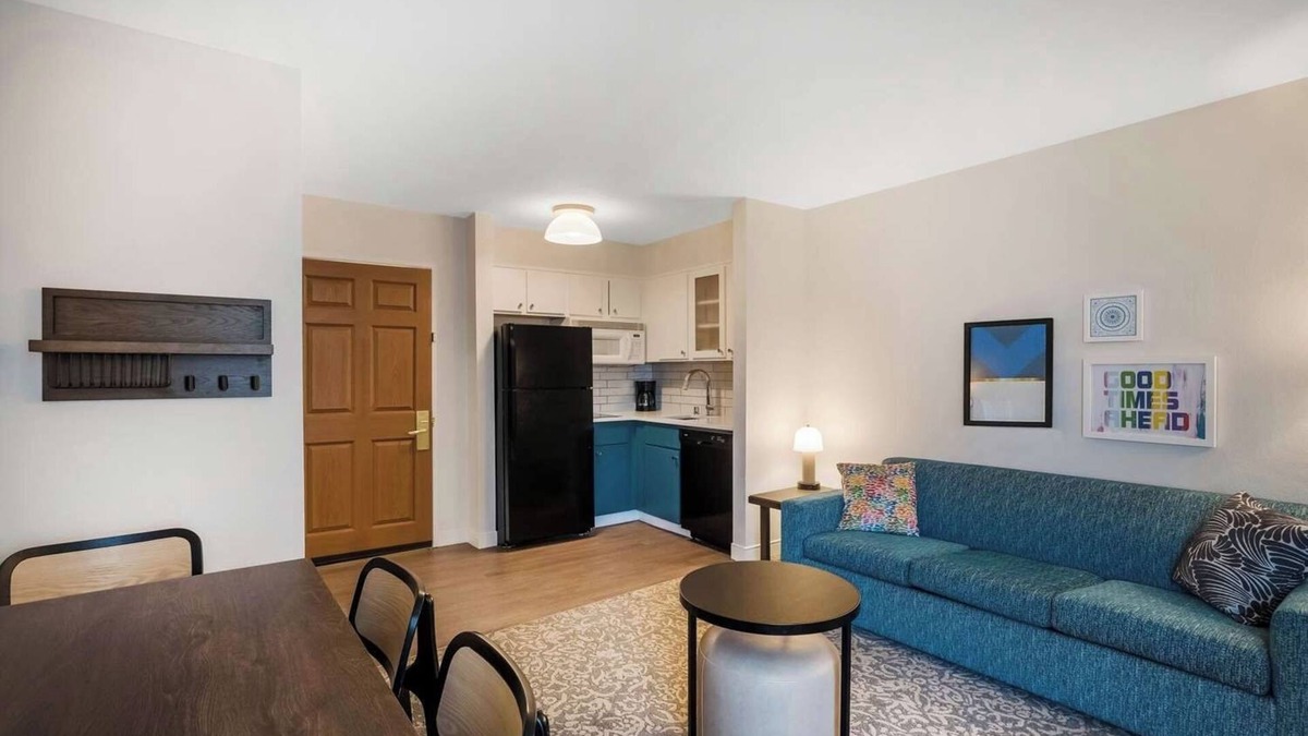 Acres Green Hotel | Stylish 2BR Suite for a Relaxing Stay | Breakfast Included | 3 Units