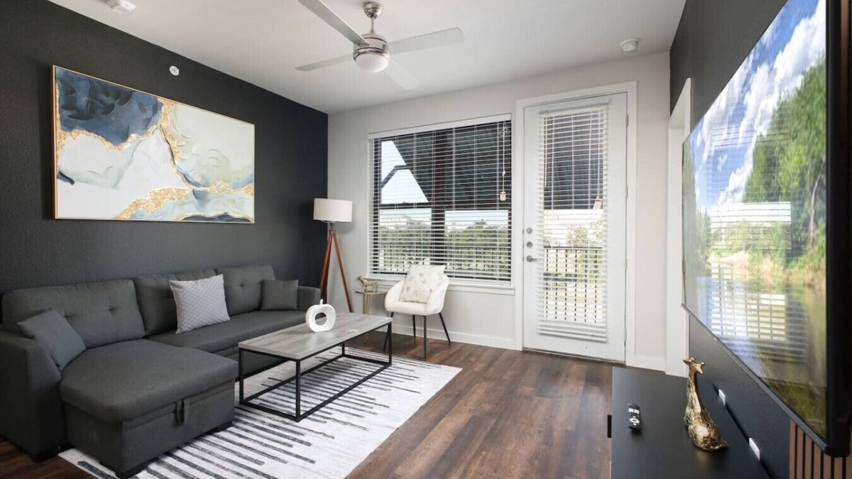 Southtown Apartment | Stylish 2BR w/Pkng Pool Gym -Near Rvrwalk & Dome