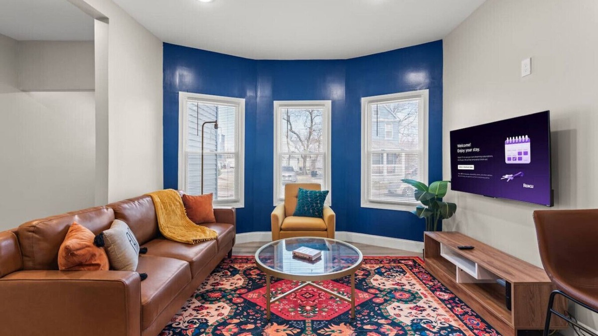 Hough Apartment | Stylish 3 BDR | 3 min. to Clinic