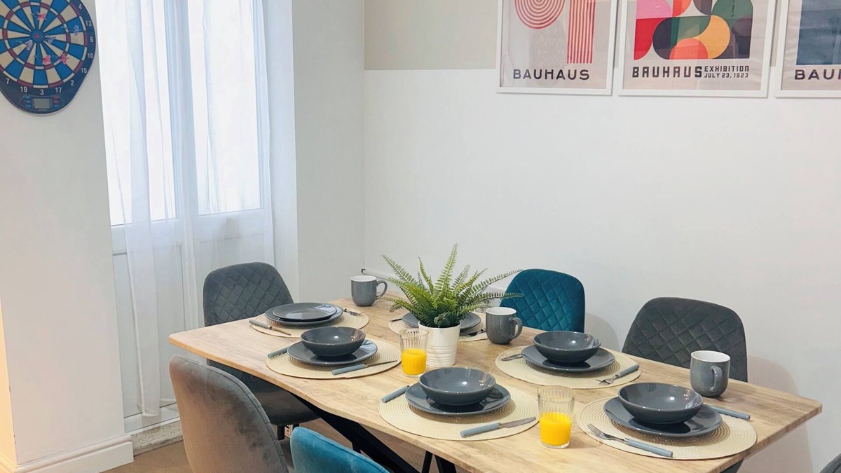 Winshill House | Stylish 3 Bed House Sleeps 5 Free Parking Wifi