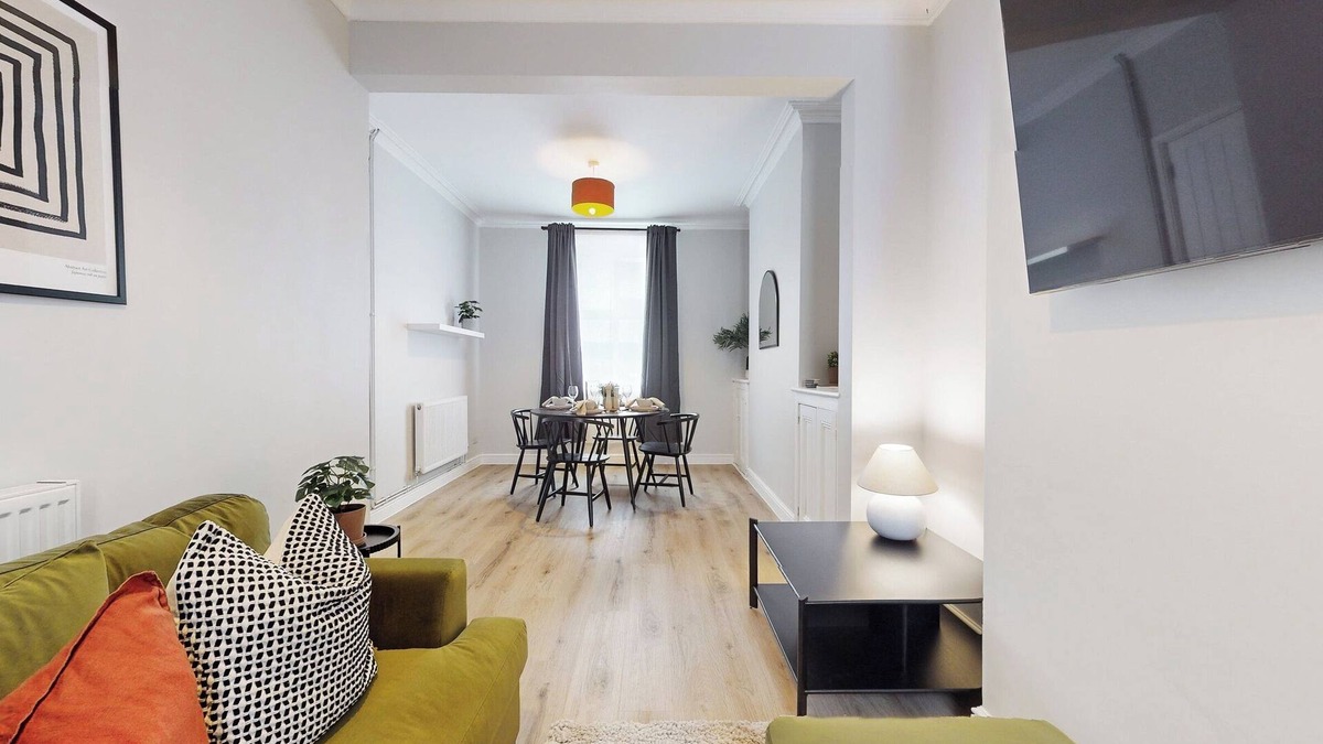 Cardiff City Centre House | Stylish 3-Bed, 2 Bath City Centre Gem in Cardiff | Walk to Stadiums & Shops
