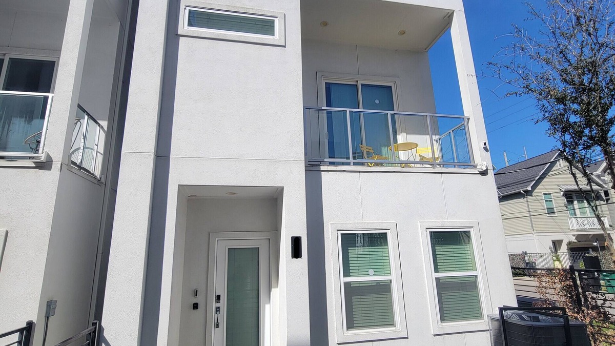South Main House | Stylish 3-bed, 3.5 bath Home in Houston near Medical Center & NRG Park