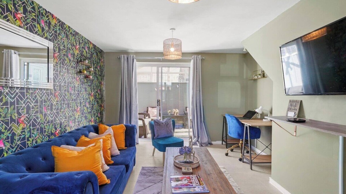 Nuneaton Apartment | Stylish 3 bed Abode in Nuneaton - Sleeps 7