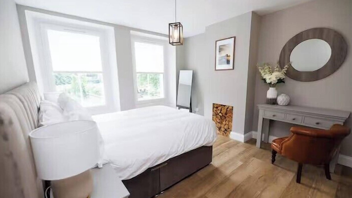 Dunfermline Apartment | Stylish 3-Bed Apartment in the Heritage Quarter