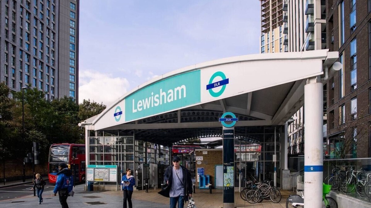 New Cross Apartment | Stylish 3-Bed Flat in Lewisham | Near Greenwich