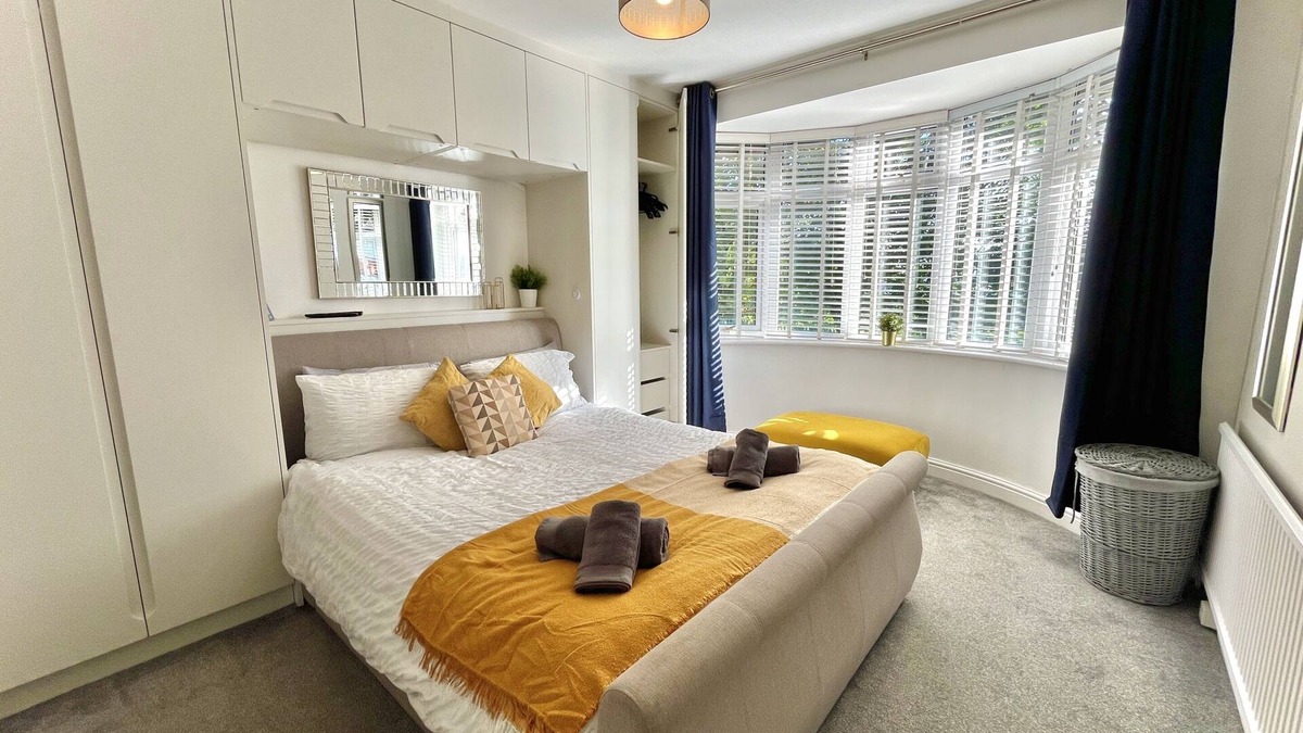 Prestwich House | Stylish 3-bed home in Prestwich with free parking