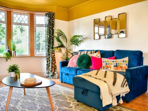 Roath House | Stylish 3 Bed Home with Parking!