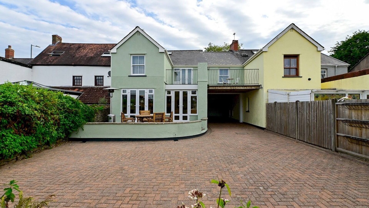 Caerleon House | Stylish 3-Bed in Historic Caerleon-Garden+Parking | Pass The Keys