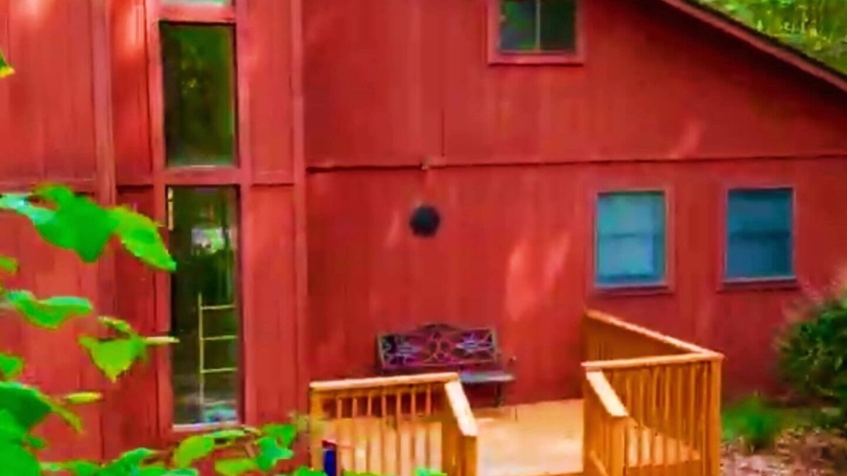 Tobyhanna Cabin | Stylish 3 Bed Mtn Retreat with HOT TUB, KING SIZE BED & Resort Style Amenities.