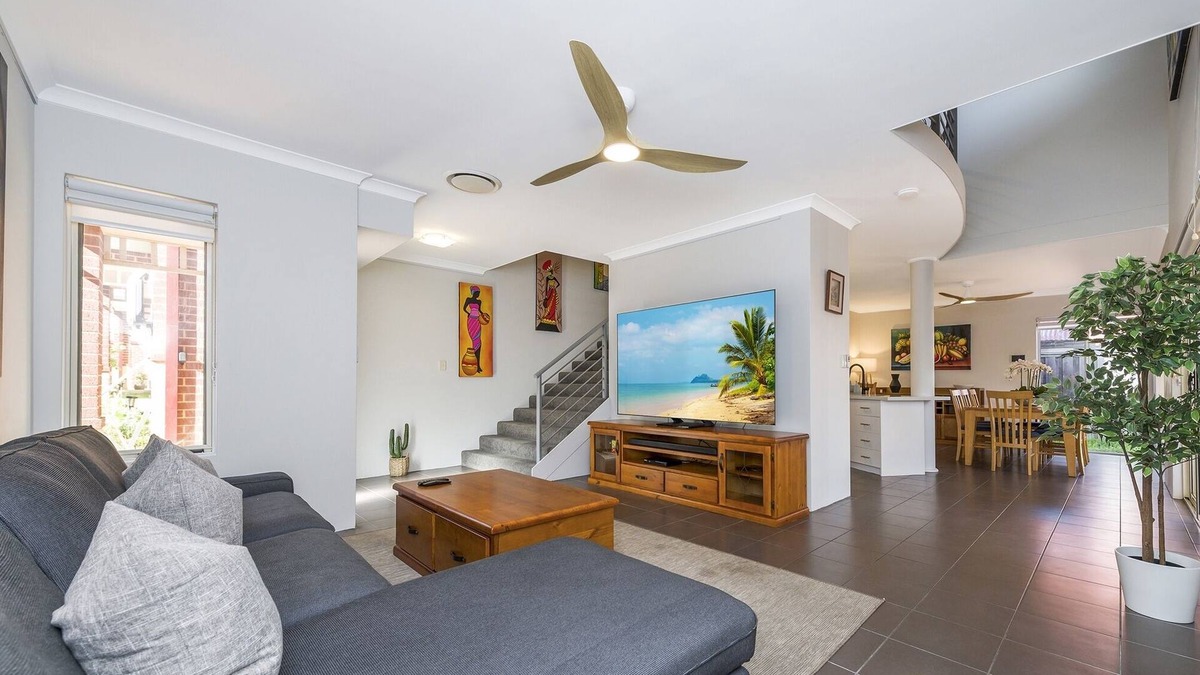 Victoria Park House | Stylish 3-Bed Townhouse with Courtyard & BBQ