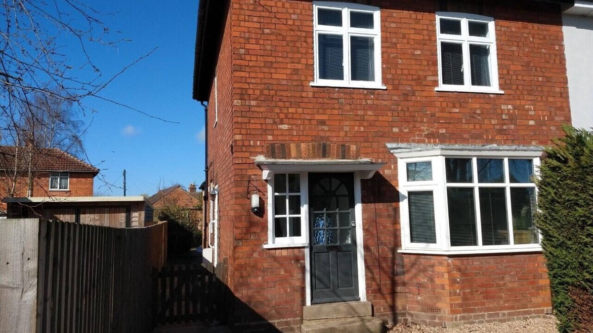 Melton Mowbray House | Stylish 3 Bedroom Family House with Parking