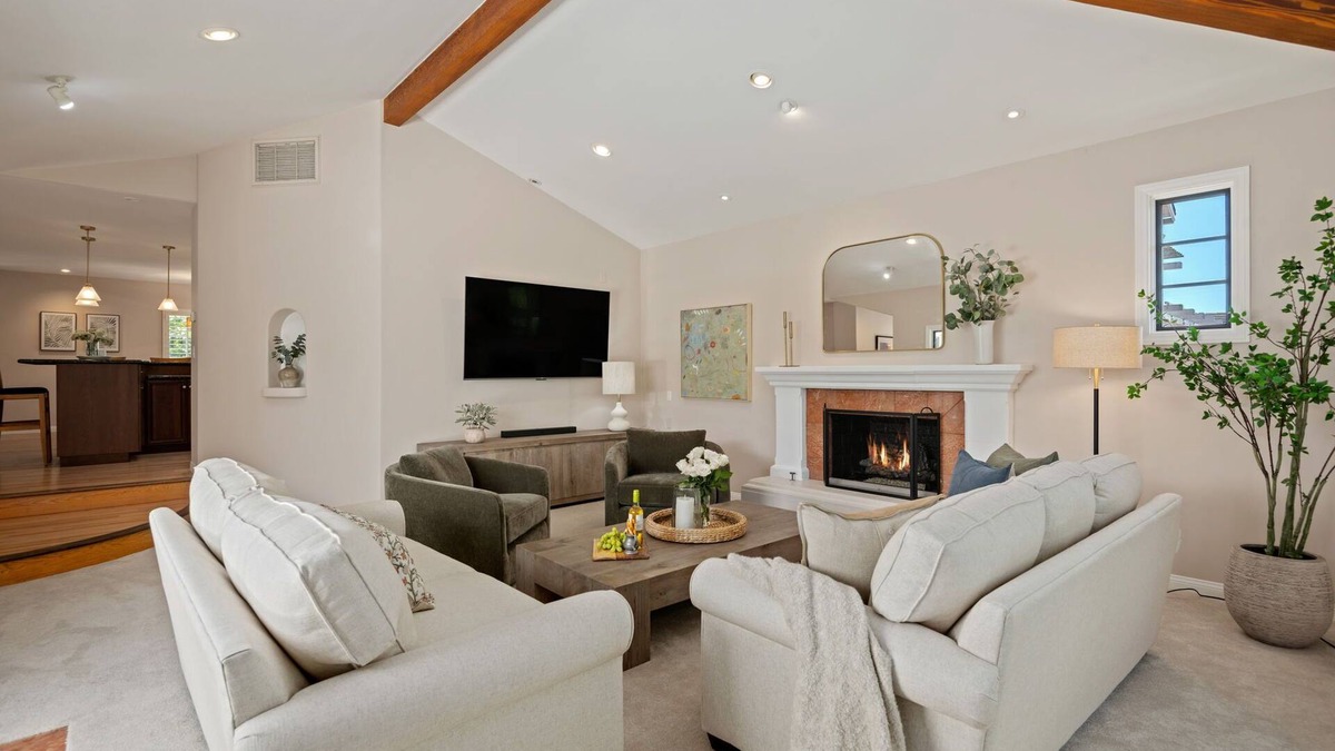 West Mesa House | Stylish 3 bedroom Mesa Retreat with Warm Interior Design & Spacious Patio