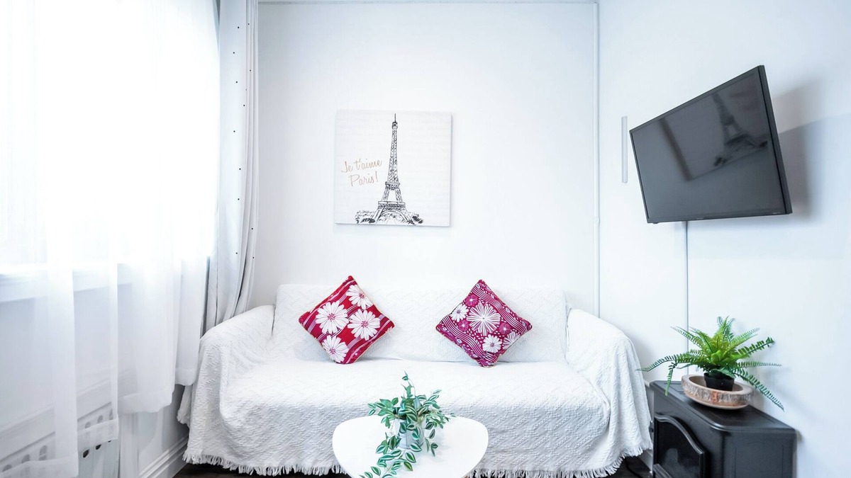 East Flushing House | Stylish 3-bedroom House with Skylight and Access to Rooftop Deck and Patio