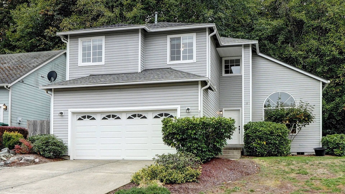 Retsil House | Stylish 3+bedroom house with WiFi, AC, & main floor flex room, in Port Orchard
