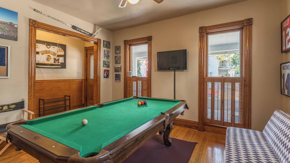 Downtown Rochester Apartment | Stylish 3 Bedroom W/AC ❄️, Mesh WiFi 🛜, Billiards 🎱 table, Games🎯🎮,parking