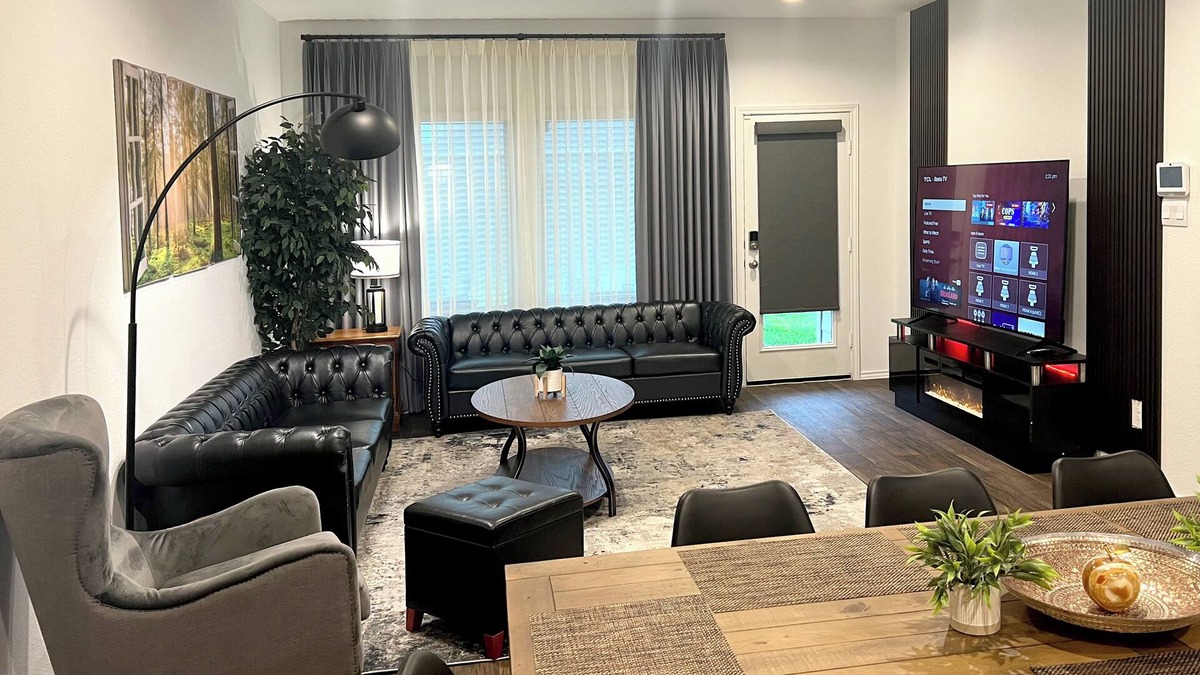 Montgomery County House | Stylish 3 King+1 Queen Fire Pit Pool Pets OK!