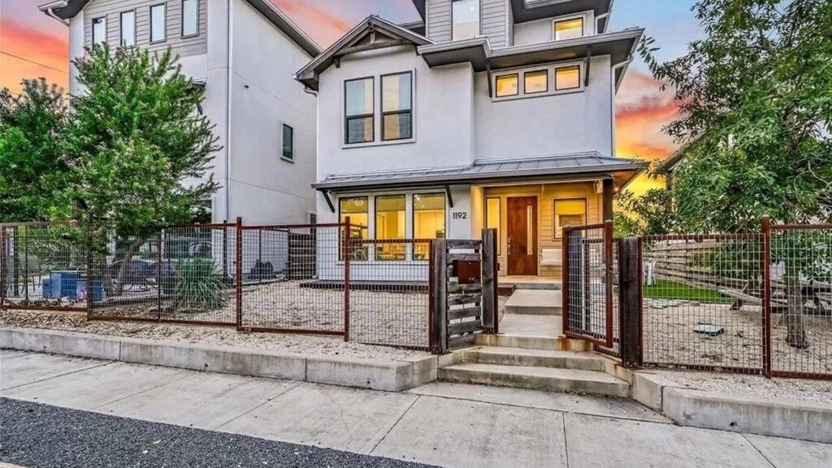 Swede Hill House | Stylish 3-Level Escape | 12 Guests | Downtown Walk