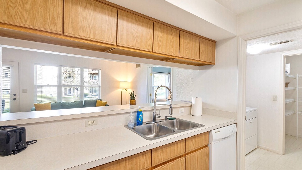 Bryant Pattengill West Condo | Stylish 3BD 2 Miles from Stadium