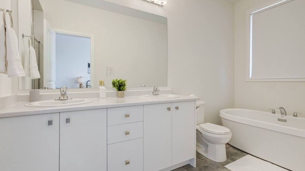 Pickering Apartment | Stylish 3BDR in Pickering`s Heart | Free Parking
