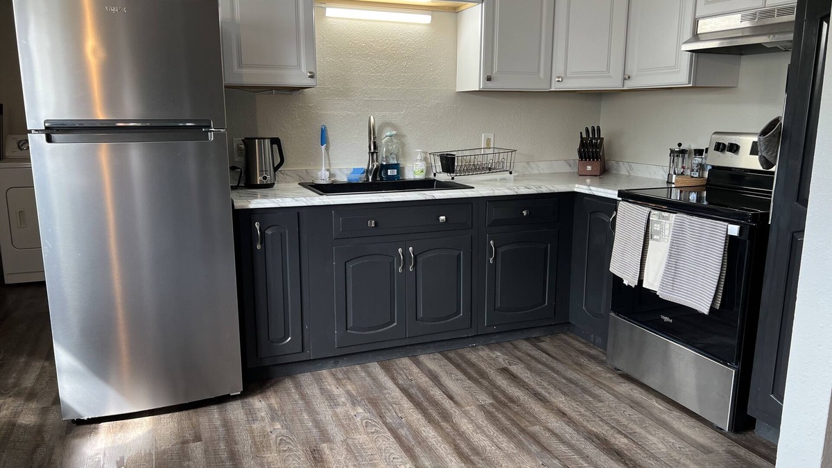 Airport Township House | Stylish 3br 2 bath close to downtown, the airport, and freeways.