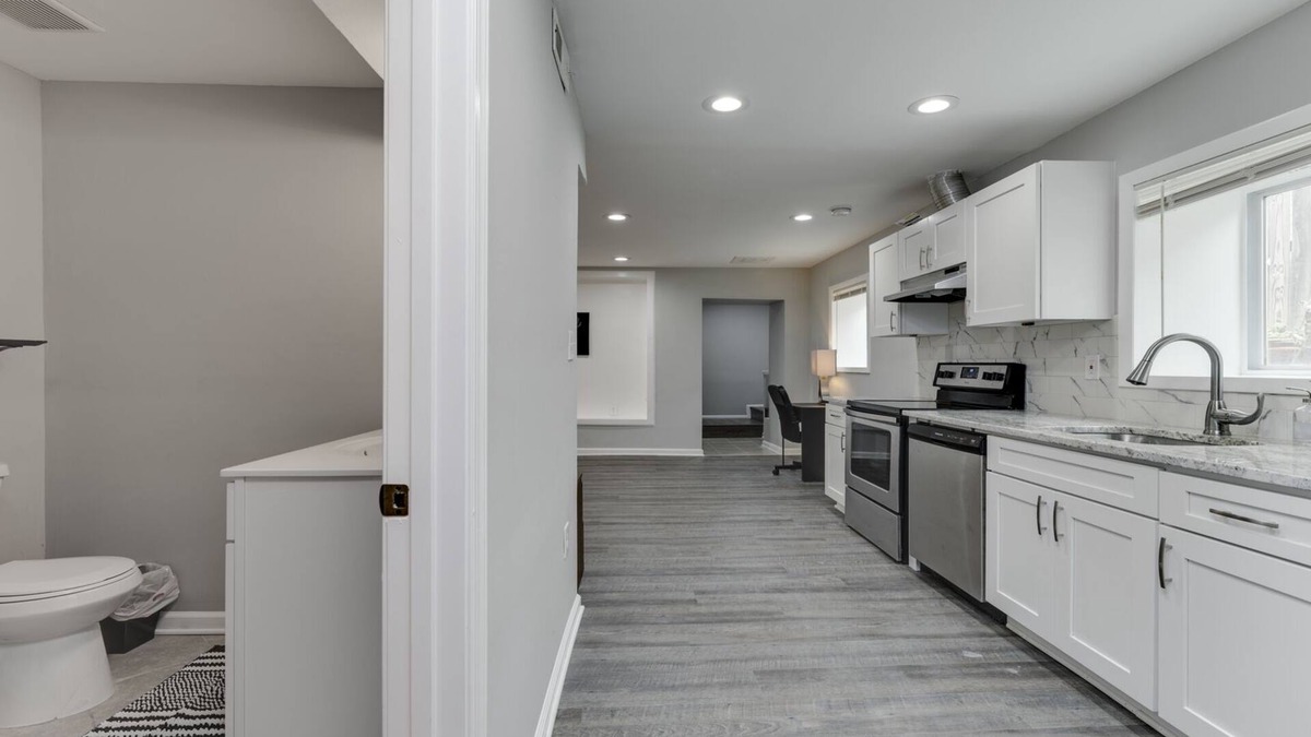 Potomac West Apartment | Stylish 3BR 3BA Colonial House by Cozysuites