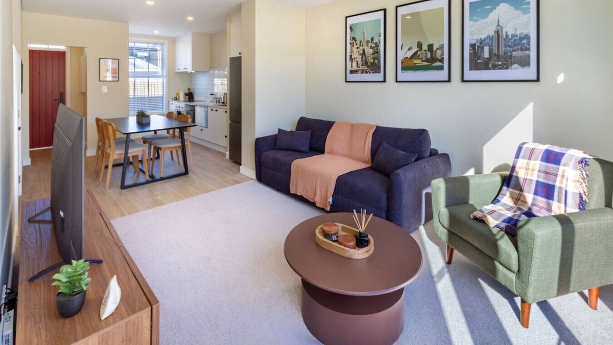 Christchurch City Centre Apartment | Stylish 3BR Escape Parking & Modern Living