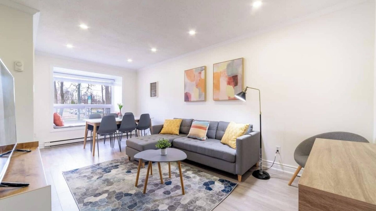 Waterloo House | Stylish 3BR Home- 3 mins to Universities-King Bed