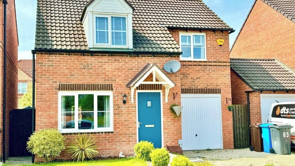 Grenoside Apartment | Stylish 3BR Home w/Garden and Parking in Sheffield