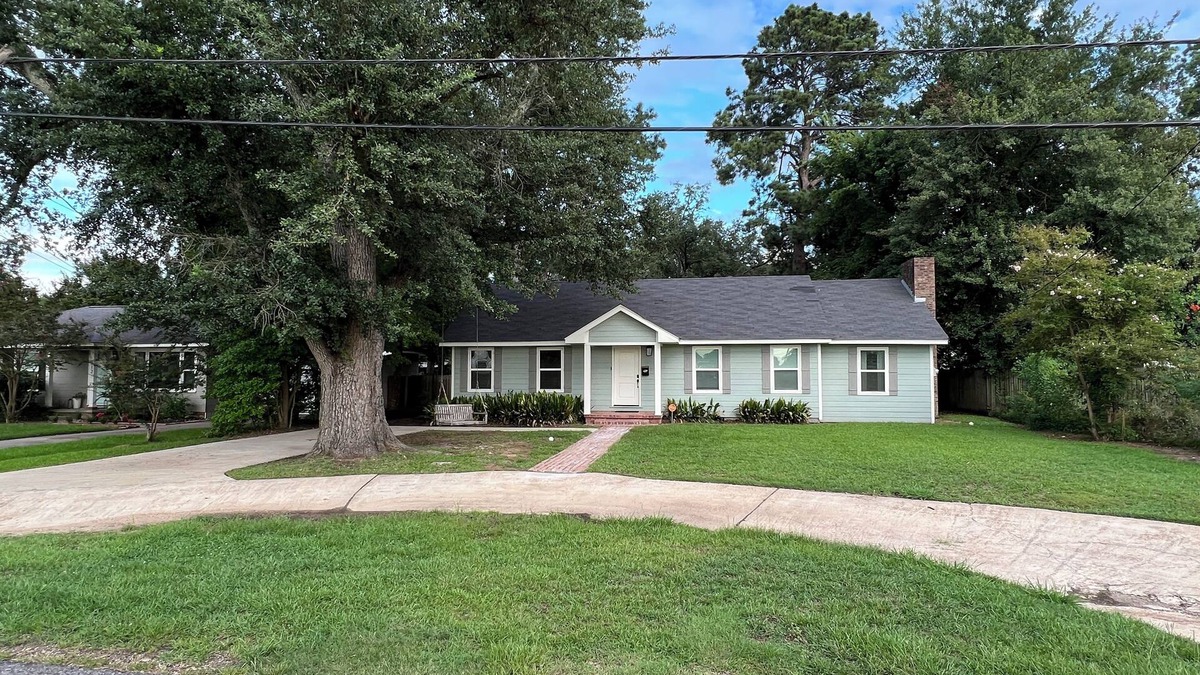 Monroe House | Stylish 3BR in Garden District near parks, river views, Neville High, and ULM.