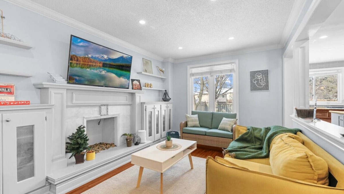 Whitby House | Stylish 3BR Whitby Home in Prime Location