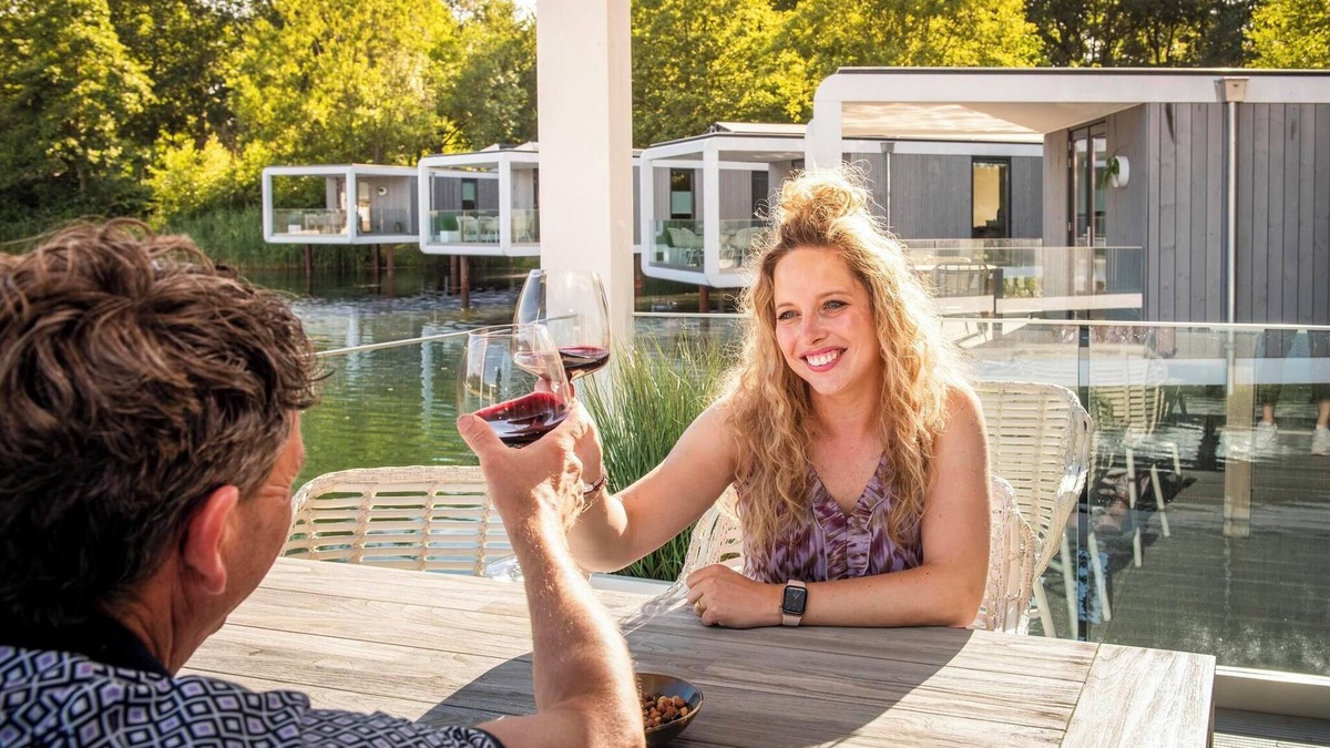 Maasbree House | Stylish 4+1-person lodge with a terrace extending over the lake, luxury kitchen, walk-in shower and air conditioning.