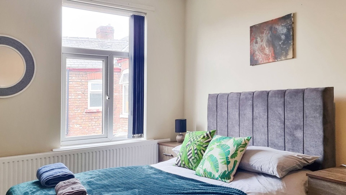 Rusholme House | Stylish 4-Bed Home with On-Street Parking