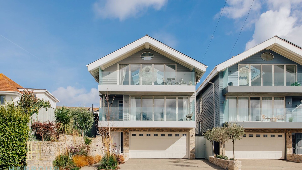 Canford Cliffs House | Stylish 4 bedroom House with Garden & Harbour View