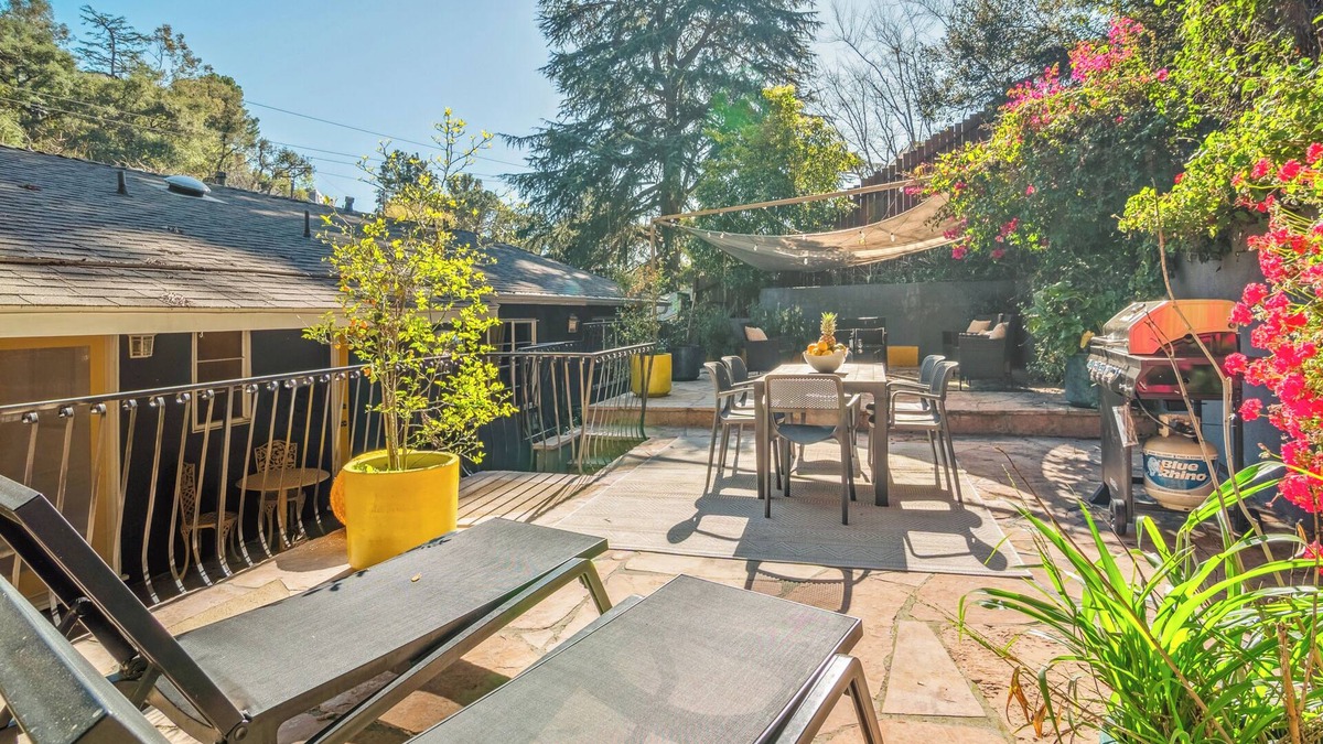 Hollywoodland House | Stylish 4BD 3BA Retreat near Hollywood Sign & Walk of Fame