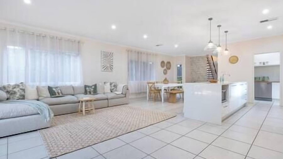 Nudgee House | Stylish 4BR Exec Home near Airport, Sleeps 8